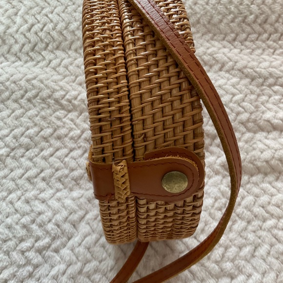 Round Handwoven Rattan Bag - Picture 4 of 8